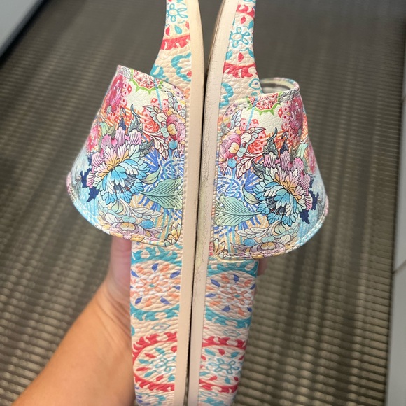 Johnny Was Pool Slides - Picture 3 of 4